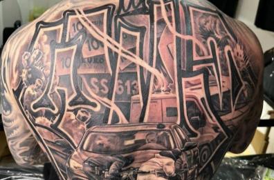 Lecce, un tatuaggio per celebrare gli assalti ai blindati nel festival sponsorizzato dalla Regione