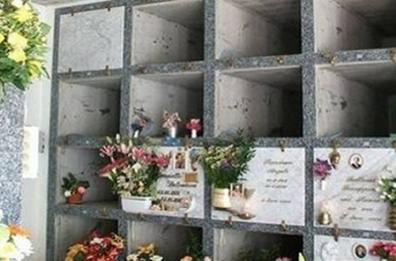 Taviano, profanano una tomba nella notte e rubano i gioielli dal collo della defunta: la donna era morta nel 2014