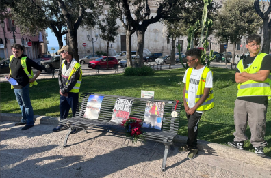 A Barletta fiori e ricordi sulla panchina di Jacopo Musti, il senza tetto ucciso in strada: &laquo;Era un grande amico&raquo;