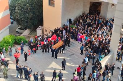 Bisceglie, l&rsquo;ultimo abbraccio a Patrizia Lamanuzzi: lacrime e palloncini ai funerali della 54enne uccisa dal marito FOTO