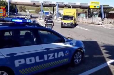 Covid 19, i vaccini in arrivo in Puglia: scortati dalla Polizia 