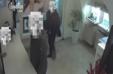 Altamura, gioielliere stordito
con spray urticante: 2 arresti