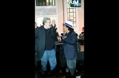 Bari, Emiliano canta «Buonanotte fiorellino» e incanta Al Bano 