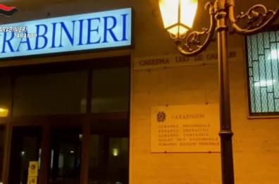 Taranto, scarpe e vestiti rubati rivenduti on line: nei guai magazziniere e moglie
