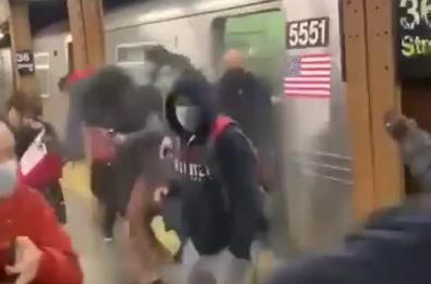 New York, attentato a Brooklyn: sparatoria alla Metropolitana