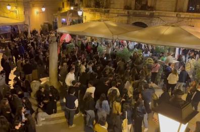 Bari, non c'è solo l'Umbertino: festa notturna in piazza Mercantile per un addio al nubilato