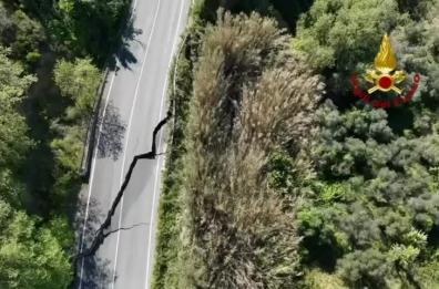 La frana di Petacciato vista dal drone, bloccata l'autostrada A14 con code fino a 13 chilometri e la ferrovia Adriatica VIDEO La frana di Petacciato vista dal drone, bloccata l'autostrada A14 con code fino a 13 chilometri e la ferrovia Adriatica VIDEO