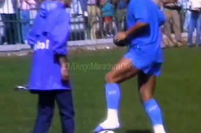 Maradona, amarcord dopo 33 anni: palleggia sul campo di Casarano