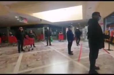 Bari, sconti in iper ed è ressa: Decaro interviene e minaccia chiusure