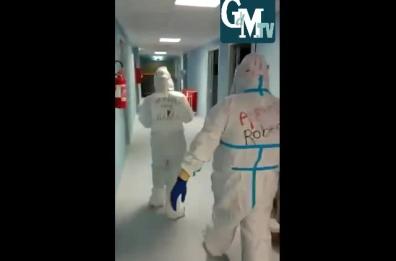 Foggia, torta di buon compleanno per Roberto nel reparto Covid del Policlinico «Riuniti»