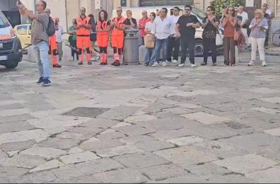 L'addio a Vito Procacci: le ambulanze sul sagrato «salutano» a sirene spiegate il direttore del Pronto soccorso 