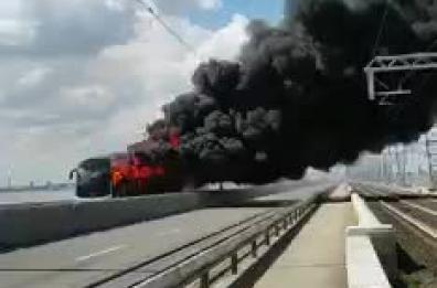 Venezia, incendio sul Ponte della Libertà: bus in fiamme