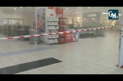 In 4 assaltano gioielleria centro commerciale a Tito Scalo, vetrina sfondata con martello