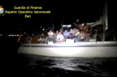 Brindisi, intercettato veliero con 73 migranti a bordo: arrestati 3 scafisti