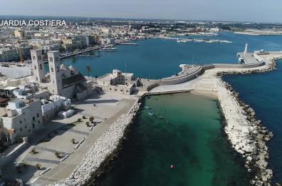 Molfetta, abbandonano i rifiuti per strada: incastrati dalle telecamere