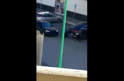 Terlizzi, rubano auto in 4 minuti in un centro commerciale: il video