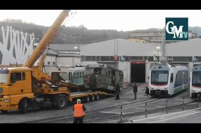 Vagoni storici abbandonati sui binari a Potenza: via alla rimozione della motrice Fal