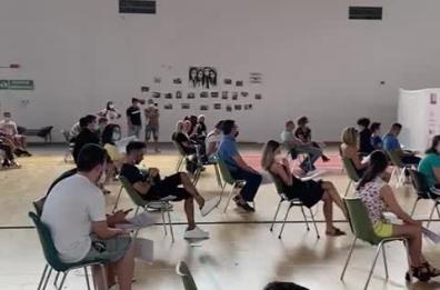 Vaccini in Puglia, l'hub di Valenzano è un forno: attese lunghissime, funzionano solo 3 postazioni su 6