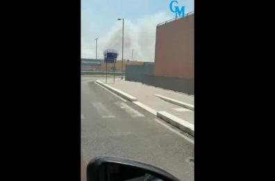 Bari, vasto incendio vicino al centro commerciale Santa Caterina. Chiusa uscita 10/B della SS16