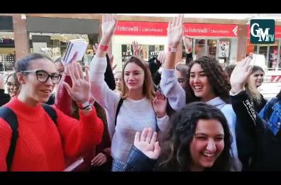 «Irama viene prima della scuola»: i fan in fila dall'alba per il firmacopie a Bari