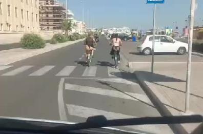 Gallipoli, turiste seminude in bici: in barba all'ordinanza pro decoro