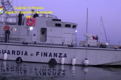 Leuca, Gdf intercetta cabinato e veliero con 24 migranti: 3 arresti