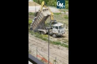 Potenza, camion sversa rifiuti in cantiere edile: i residenti della zona lo scoprono e lo filmano