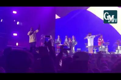 Calcutta a Bari: i Boom Da Bash a sorpresa sul palco, e quel mash-up sulle note di "Oroscopo" 