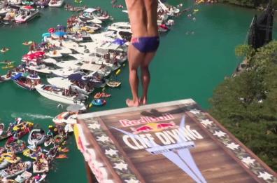 I campioni di tuffi si sfidano a Polignano: ecco la Red Bull Cliff Diving
