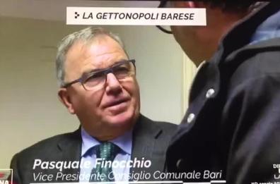 Bari, la grammatica e il consigliere comunale: «Lei legge quello che li compete…»