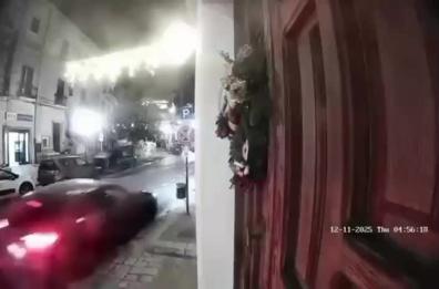 Oria, fanno esplodere il bancomat e urlano «Buone feste» prima di fuggire: il video del colpo diventa virale