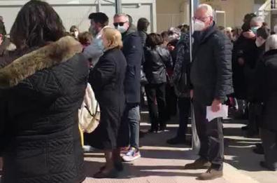 Bari, vaccinazioni anti Covid per ultra 80enni: file e assembramenti all'hub in Fiera