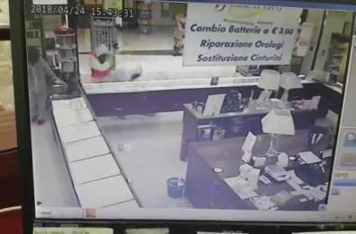Taranto, rapinatori seminano terrore in gioielleria e spaccano le vetrine