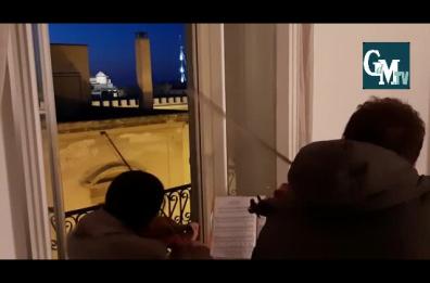 Trani, dal balcone i violini suonano «La vita è bella» con vista sulla cattedrale 