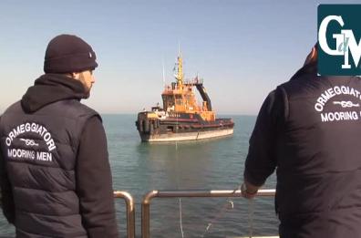 Mercantile arenato a Bari, le operazioni vanno avanti: il video