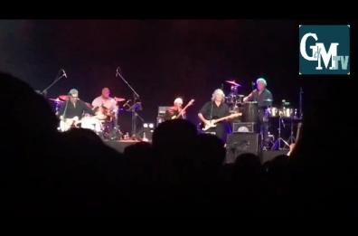 Dire Straits Legacy: successo a Bari per la concept band, con l'omaggio agli Yes e a Tom Petty
