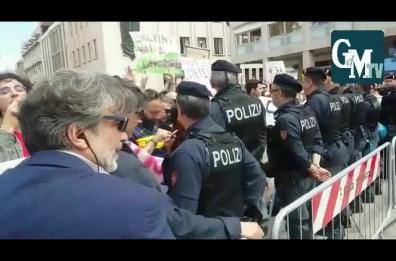 I cori contro Salvini: a Lecce «Fascista!» e a Bari: «Vaff...»