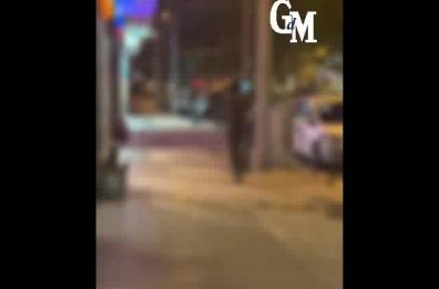 Bari, un uomo completamente nudo a spasso su viale della Repubblica: passanti increduli