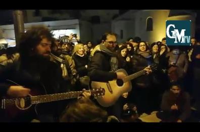 Bari canta De André: cori e chitarre in piazza per ricordare Faber
