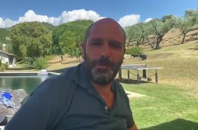 Vacanze vip, Checco Zalone ai fan: «Fate i bravi con la mascherina»