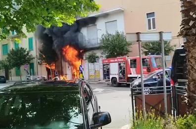 Monopoli, fiamme in un negozio di vernici e utensili: evacuata la zona