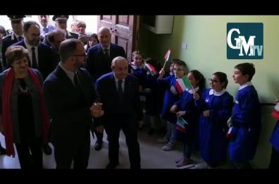 Matera, ministro Fioramonti pranza a scuola con i bimbi: e distribuisce borracce