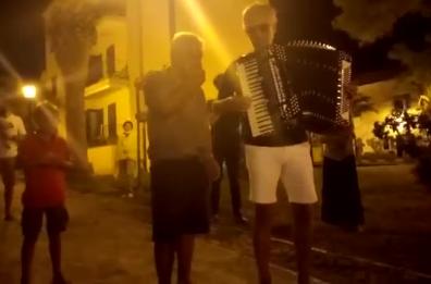 Bocelli alle Isole Tremiti: armato di fisarmonica per un concerto improvvisato