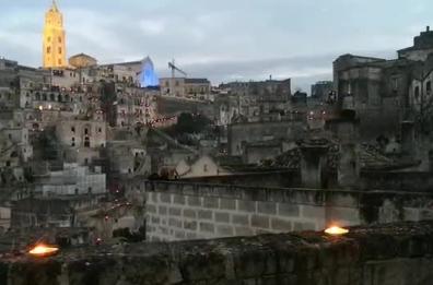 Matera, 2019 lumini si accendono tra i sassi: il video