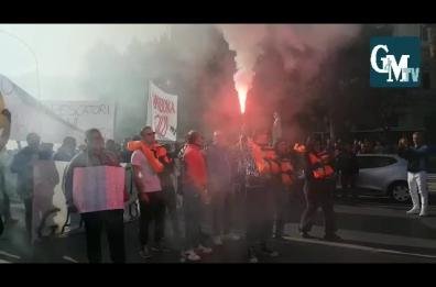 Bari, tensione durante la protesta dei pescatori: agenti feriti da bomba carta
Bloccato varco Porto per alcune ore