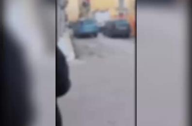 Foggia, picchiato in strada mentre tenta di rubare un'auto: il video dell'aggressione diventa virale