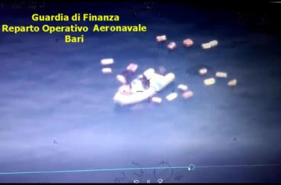 Lecce, inseguimento mozzafiato
in mare tra Gdf e trafficanti
sequestrati 500 chili di droga