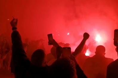 Festa di San Nicola, gli ultras del Bari sulla Muraglia: tra fumogeni e cori