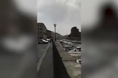 Donna picchia uomo che voleva scipparla, il video è virale