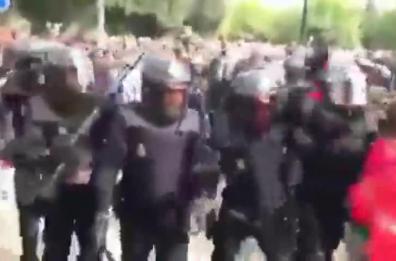 Referendum Catalogna, la Polizia carica i pompieri